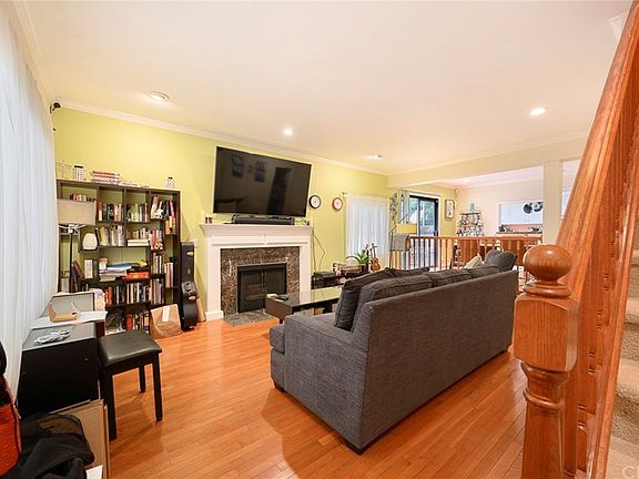 5th image of 13948 Moorpark St APT 6