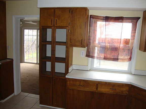 4th image of 24709 Dartmouth St