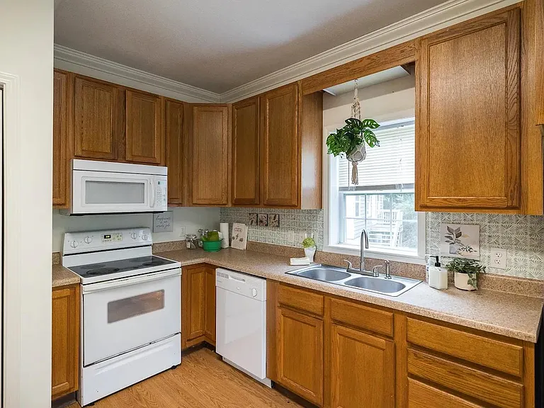 275 Arch St — Photo 4