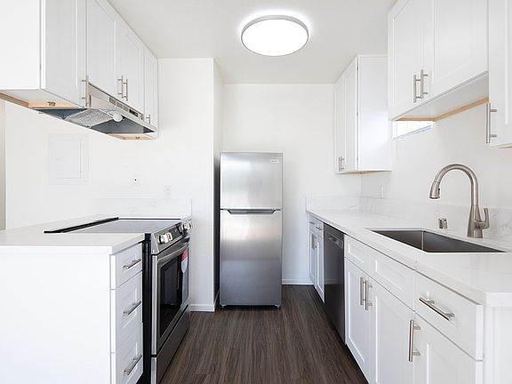 4th image of 2925-2945 Broadway #B123