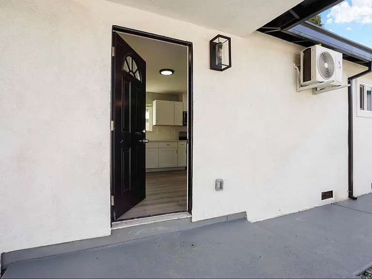 2116 Report Ave — Photo 10