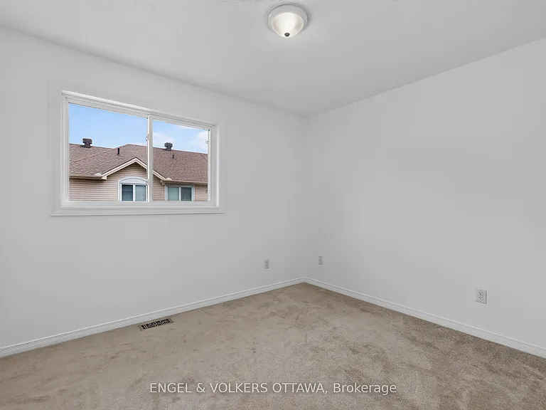 104 Manhattan Cres — Photo 15