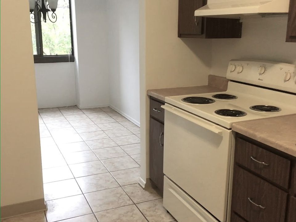 $1095 INCLUDES GAS HEAT, WATER, SEWER, GARBAGE.

KITCHEN/DINING ROOM VIEW
