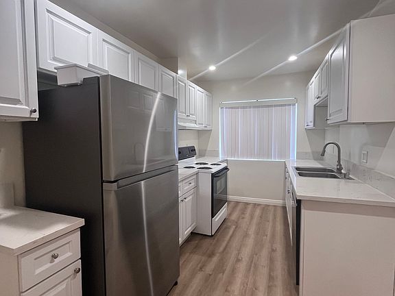 4th image of 325 W Lexington Dr #4