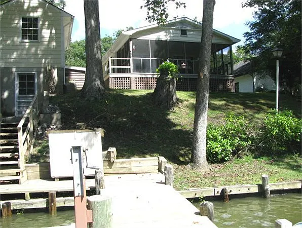 107 Arthur Ct photo 1