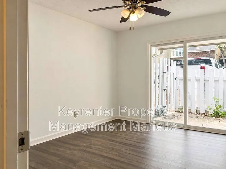 723 Hanover Ln — Photo 6