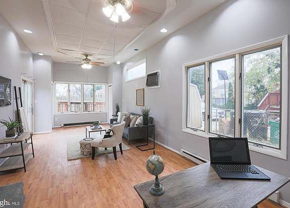 Beautifully spacious den/family room