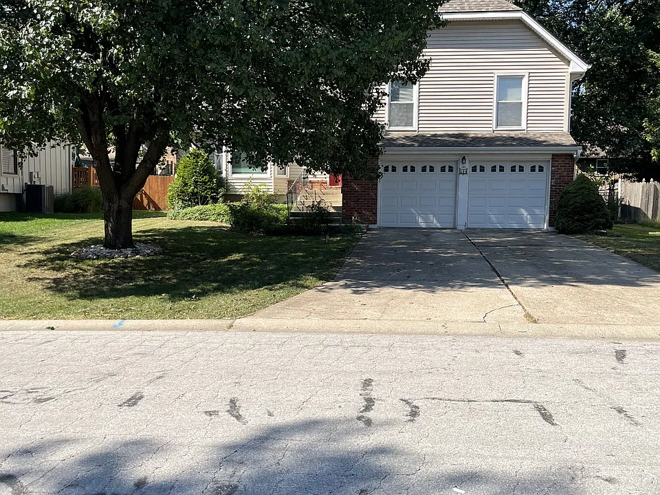 514 SE Adobe Dr
