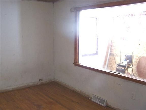 3rd image of 115 W Oak St