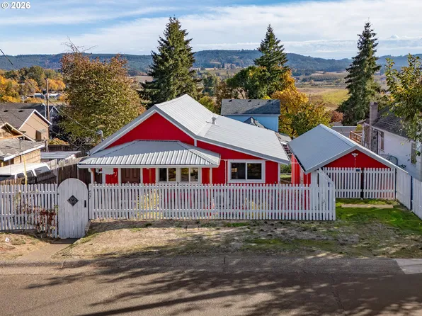 407 3rd St, Gaston, OR 97119