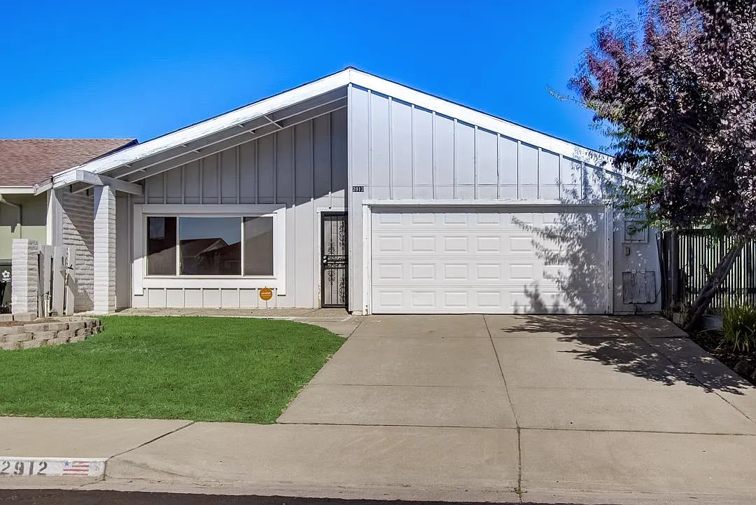 2912 Pear St photo 1