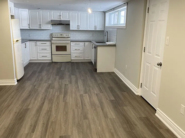 370 Centre St E — Photo 3