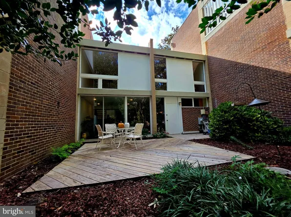 11545 Maple Ridge Rd, Reston, VA 20190