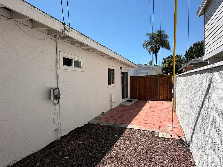 2474 Elden Ave #B — Photo 16