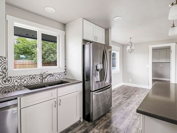 4th image of 1320 NE 8th Ave
