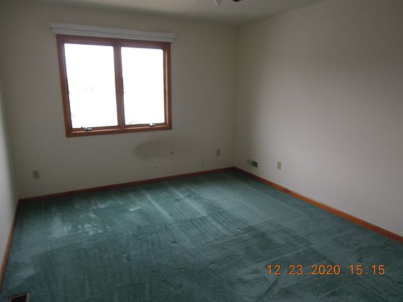 4th image of 27 S Pinehurst Ct