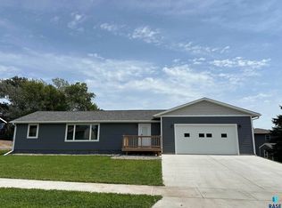113 Ramm Hts, Madison, SD 57042