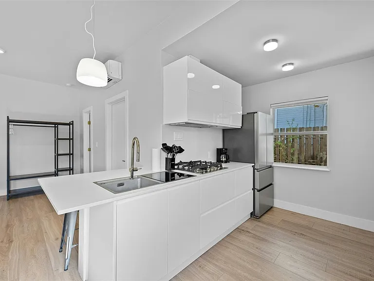 2201 Leon St #D — Photo 11
