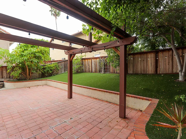 25075 Sanoria St — Photo 22