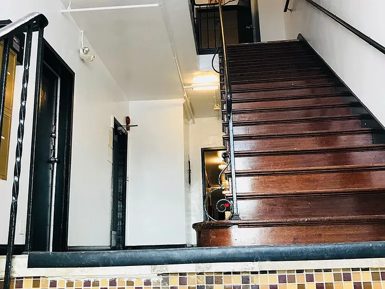 Chateau Los Feliz — Photo 35