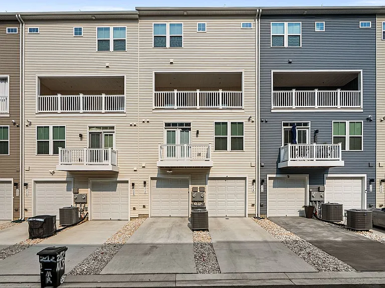 212 Matisse Pl — Photo 2