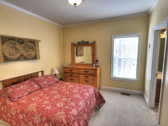 Large guest room with crown 