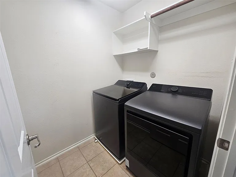 3219 Victorian Manor Ln — Photo 13