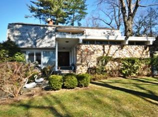 21 Hampton Rd, Great Neck, NY 11020
