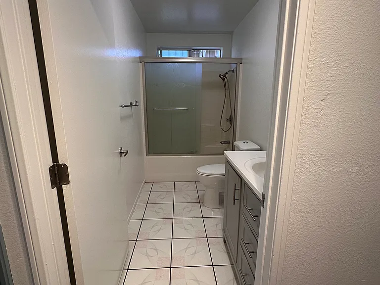1827 N Mariposa Ave — Photo 8