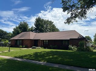 90 Pinehurst Dr, Springfield, IL 62704