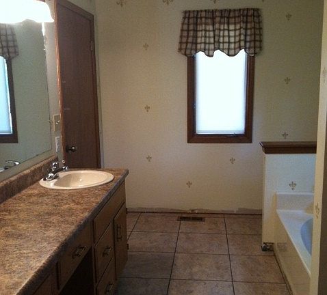 Master bath w/shower and tub