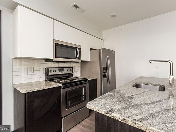 4th image of 2613 W Girard Ave #2R