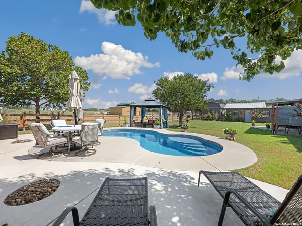 1501 COUNTY ROAD 320, Floresville, TX 78114
