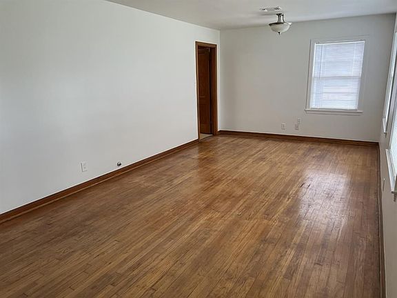 3rd image of 62 Trenwood Ln