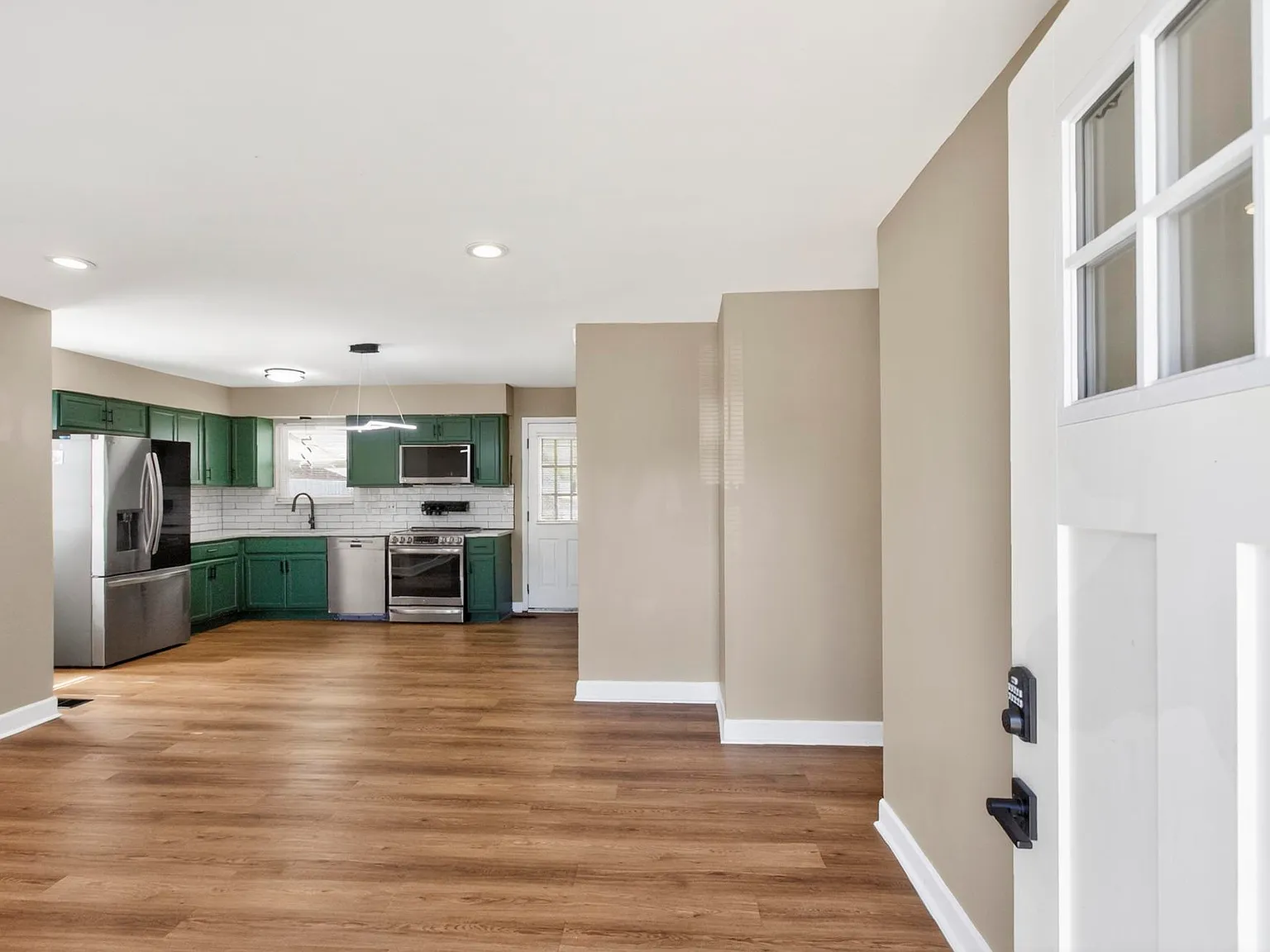 3 bed, 1026 sqft, $1,850 — Photo 4