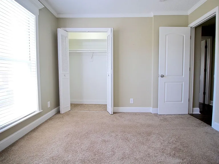 Plaza La Belle Apartments — Photo 33