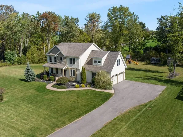 28 Calloway Dr, Auburn, NY 13021