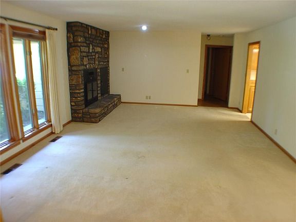 3rd image of 3 Blandford Ln