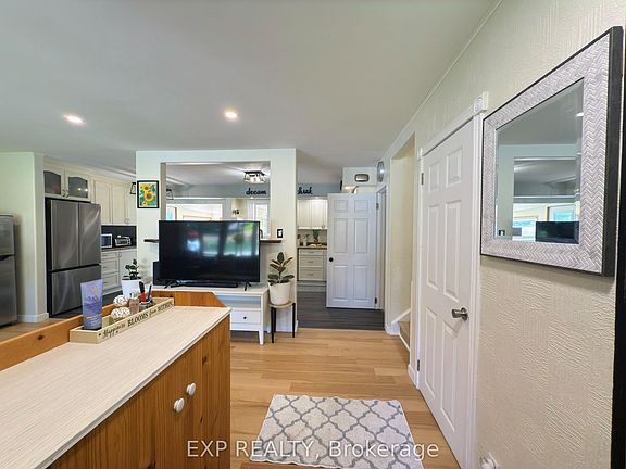 4th image of 438 Magnolia Cres