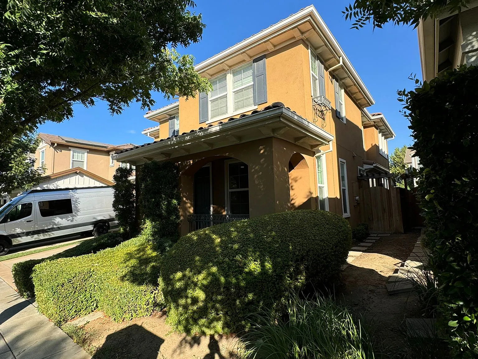 3 bed, 2402 sqft, $3,300 — Photo 3