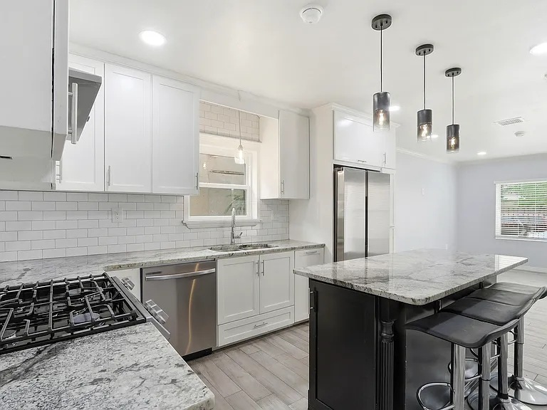 1310 E San Antonio Ave — Photo 11
