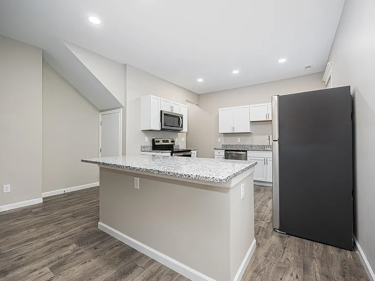 737 Franklin Ave #8 — Photo 9