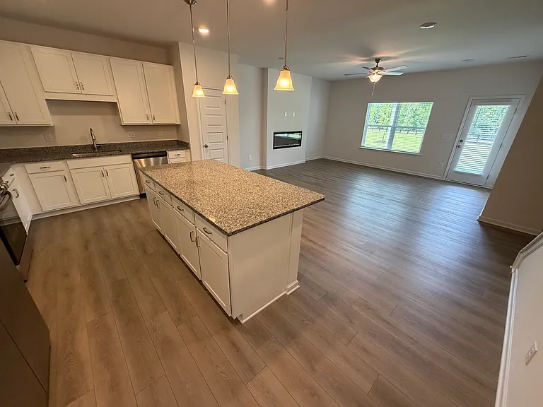 4913 Dresden Loop — Photo 9