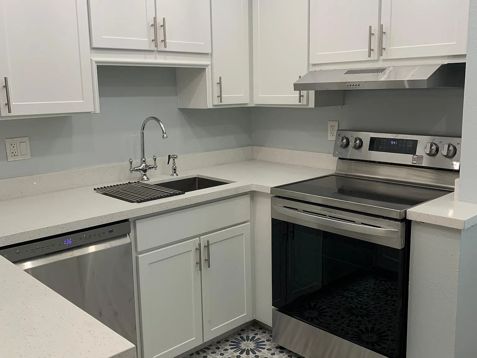 810 E Colter St — Photo 2