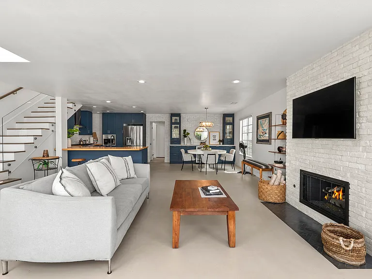 709 W Balboa Blvd — Photo 8