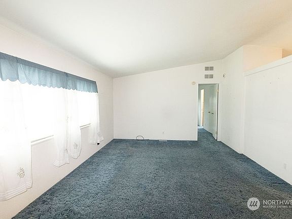 3rd image of 127 SE Pepperidge Place