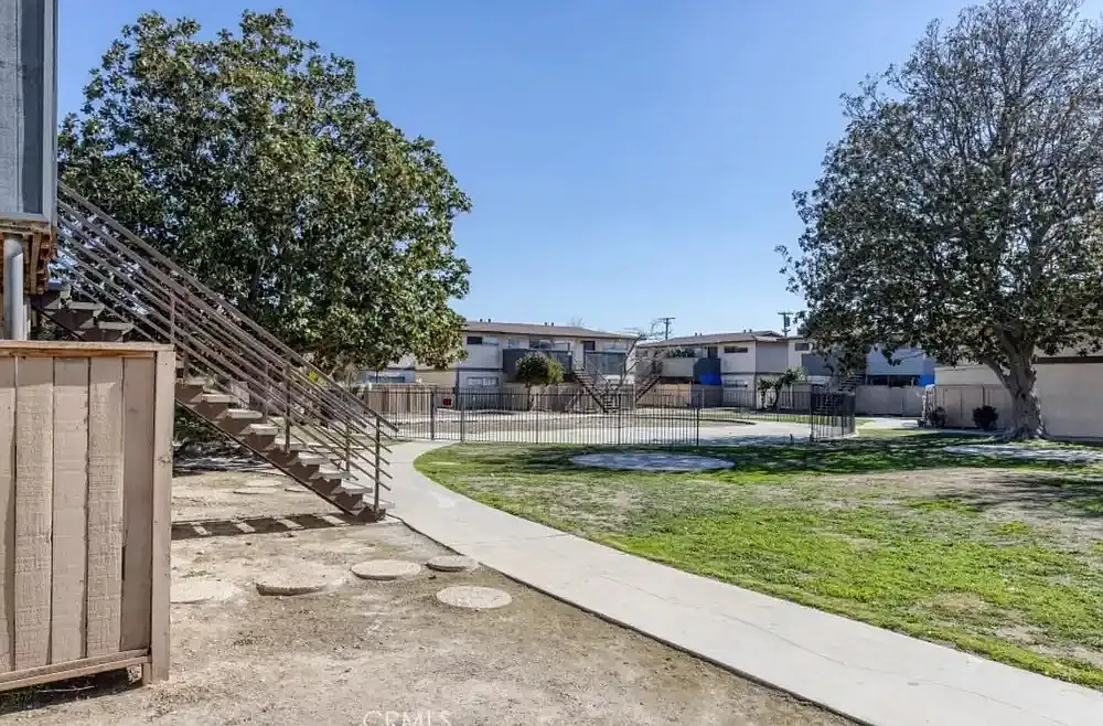 Chateau Villa Apartments — Photo 4