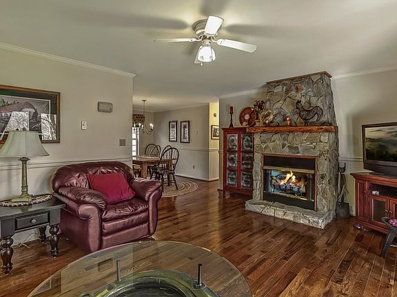 2nd image of 143 Shelter Rock Cir