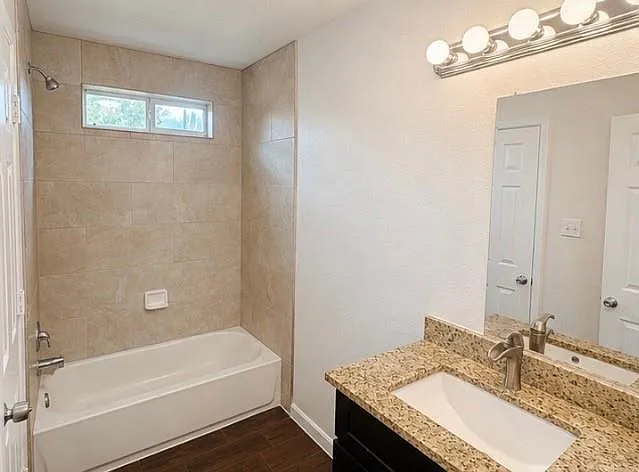 3 bed, 2.5 bath, 1350 sqft, $1,650 — Photo 2