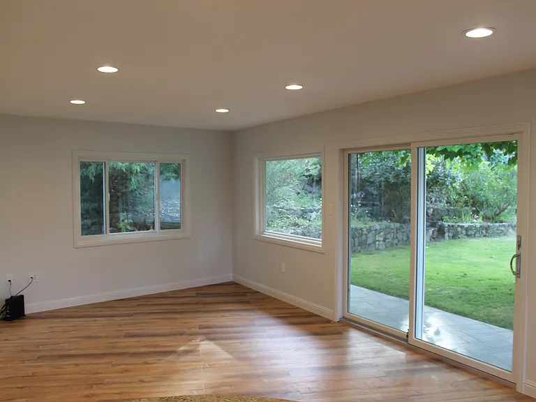 202 E Strawberry Dr — Photo 6